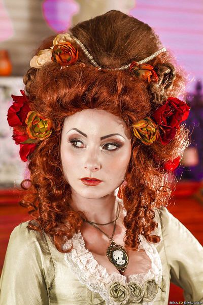 Glamourös redhead lady in weiß Strümpfe die Aufdeckung Ihr Tätowiert Körper