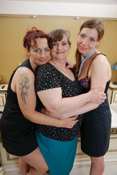 drei Lesben Hausfrauen Gehen alle die Weg