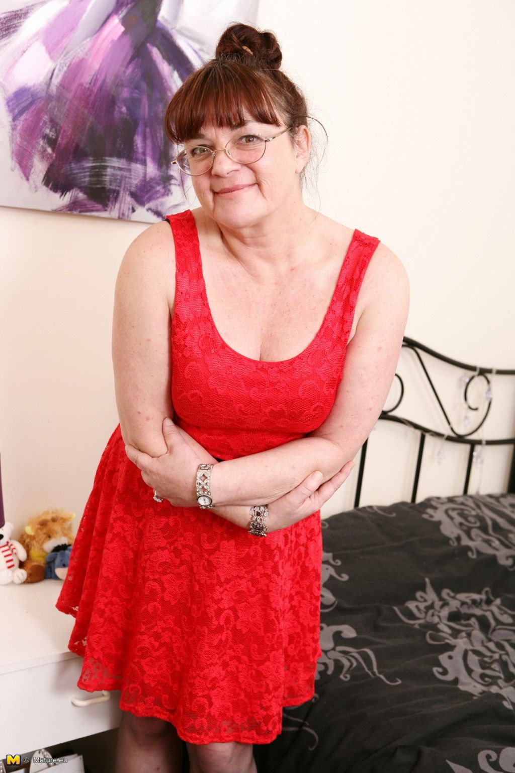 Horny british mature woman diane loves to get wet and wild