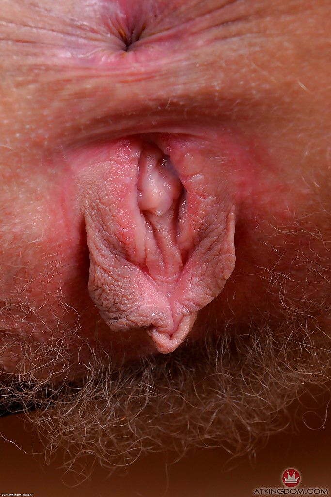 Ältere redhead Leona Verbreitung Haarige rosa pussy Nach Rutschen Thong aus Arsch