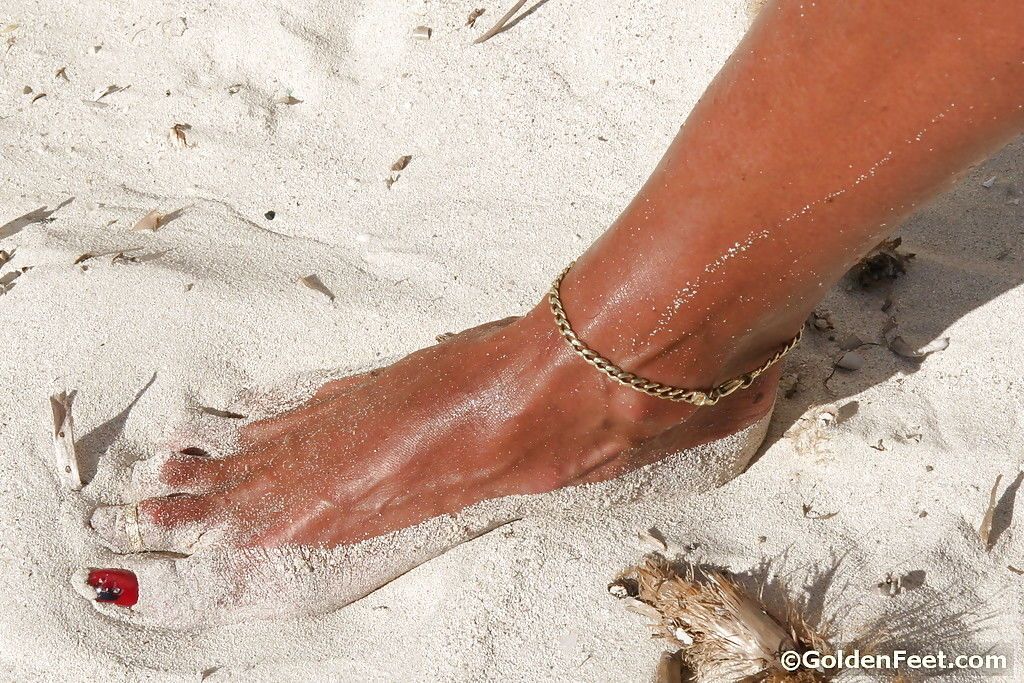 Nagie Wielka brytania kobieta lady Sara Pokazując off piercing dojrzałe cipki na świeżym powietrzu na Plaża