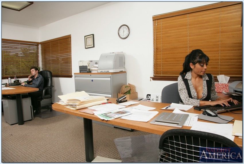 Verrukkelijk Hindoe milf Priya Anjali Rai scoren groot dick in De office