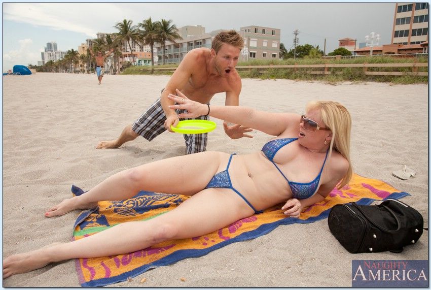 Gordito Bikini mamá Cameron Claves enganchado en el Playa y Follada