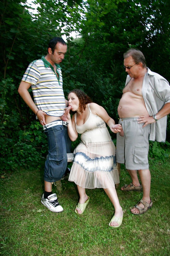 Krullend haren Zwanger slet krijgt sloeg :Door: vier geile jongens outdoor