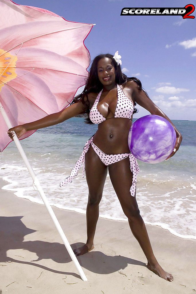 czarny mama Nikki Jay uwalniając ogromny juggs Od Bikini na świeżym powietrzu na Plaża