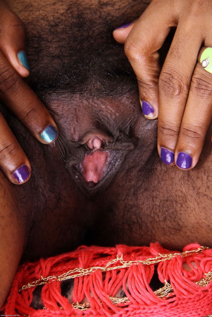 Ebony solo meisje Aardbei bloot haar clitoris na strippen naakt