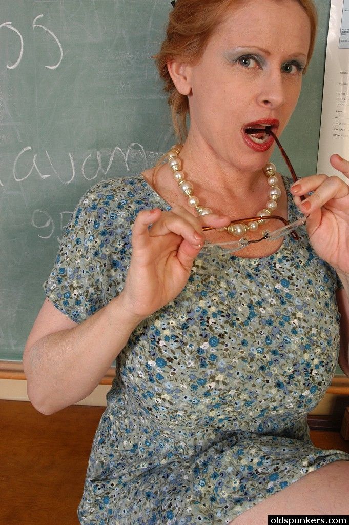 परिपक्व शिक्षक लैवेंडर के साथ बड़े saggy स्तन हो जाता है नग्न में के कक्षा