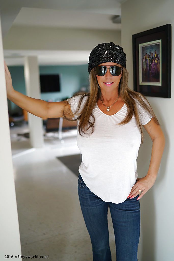 blond huisvrouw Sandra Otterson modellering zonnebril en Jeans voor Babe Foto ' s