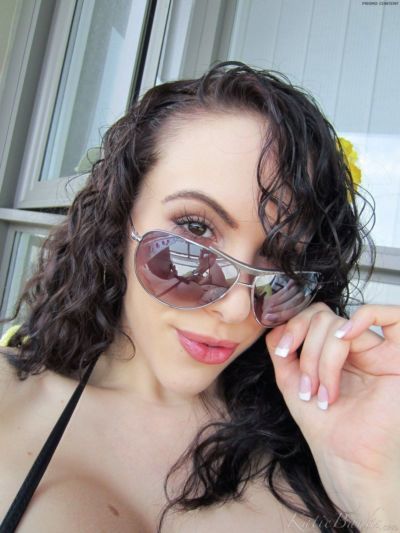 oscuro de pelo Amateur Katie Los bancos Permite su hooters suelto de Bikini para selfies