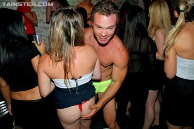लड़कियों रात बाहर पर एक पुरुष पट्टी क्लब समाप्त होता है के साथ नशे में धुत वेश्या किसी लंड