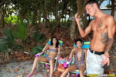 latina ragazzi in costumi da bagno ottenere scelto fino a Spiaggia per un caldo trio