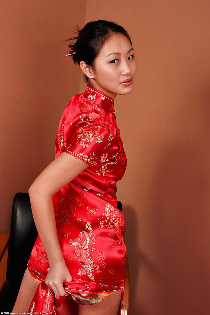 Asiatique Amateur Evelyn Lin baring Parfait Babe type Petit seins et phat cul