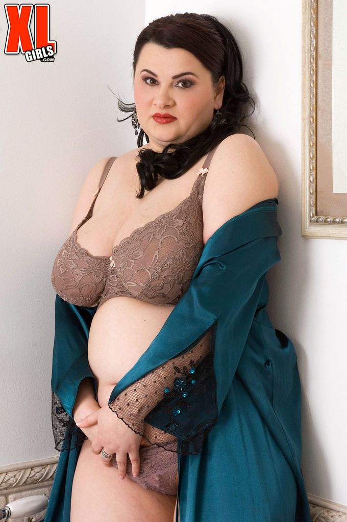 الدهنية ماديسون لي يظهر قبالة لها ضخمة الثدي خلال والصابون دش منفردا اللعب