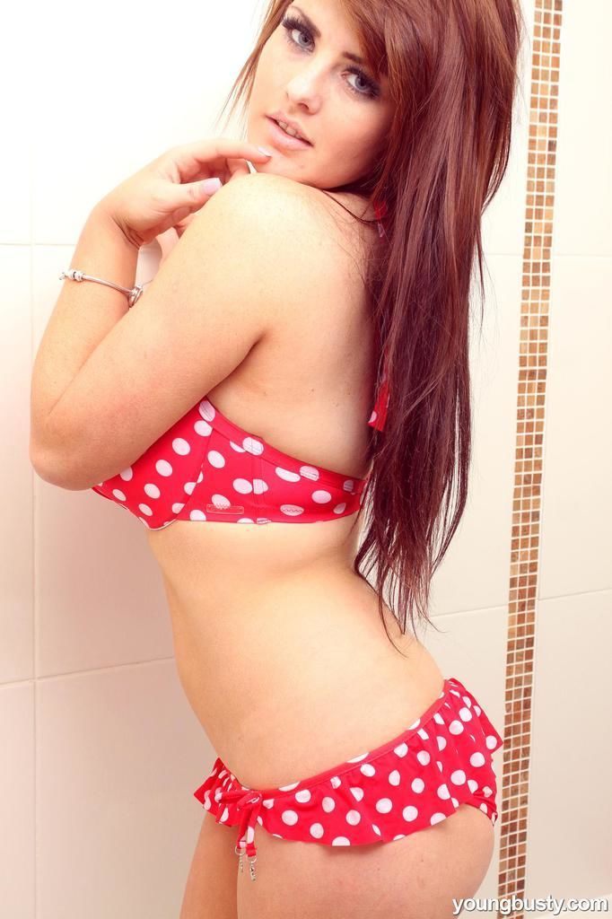 सुंदर लाल बालों वाली किशोरी robyn wets उसके बड़े प्राकृतिक स्तनों में के बाथटब