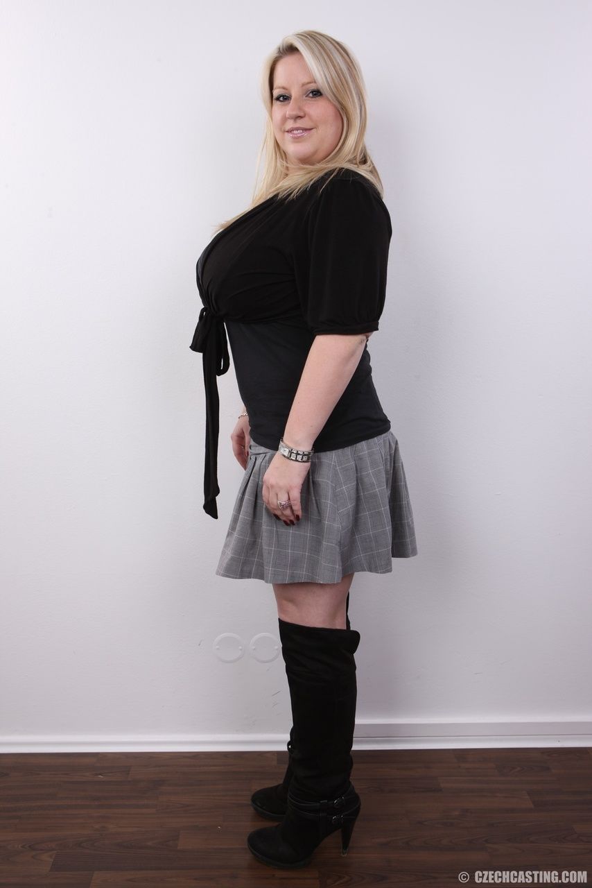 Vet Blond Jana onthult groot borsten tijdens haar naakt modellering debuut