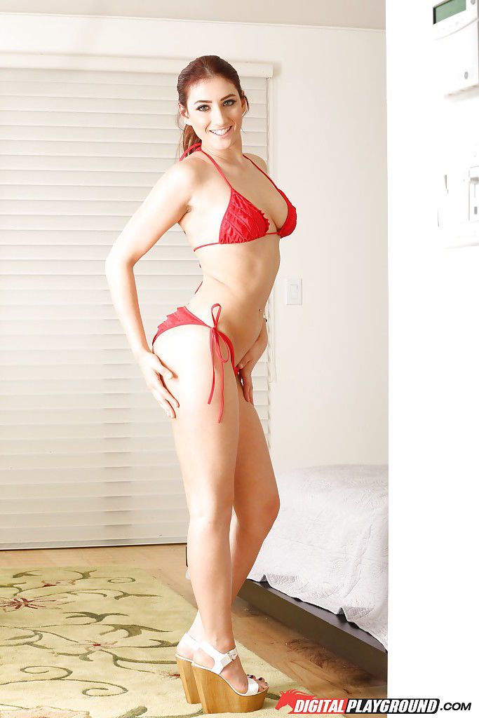 redhead solo meisje Addison Ryder doffs Bikini voor masturberen in De naakt