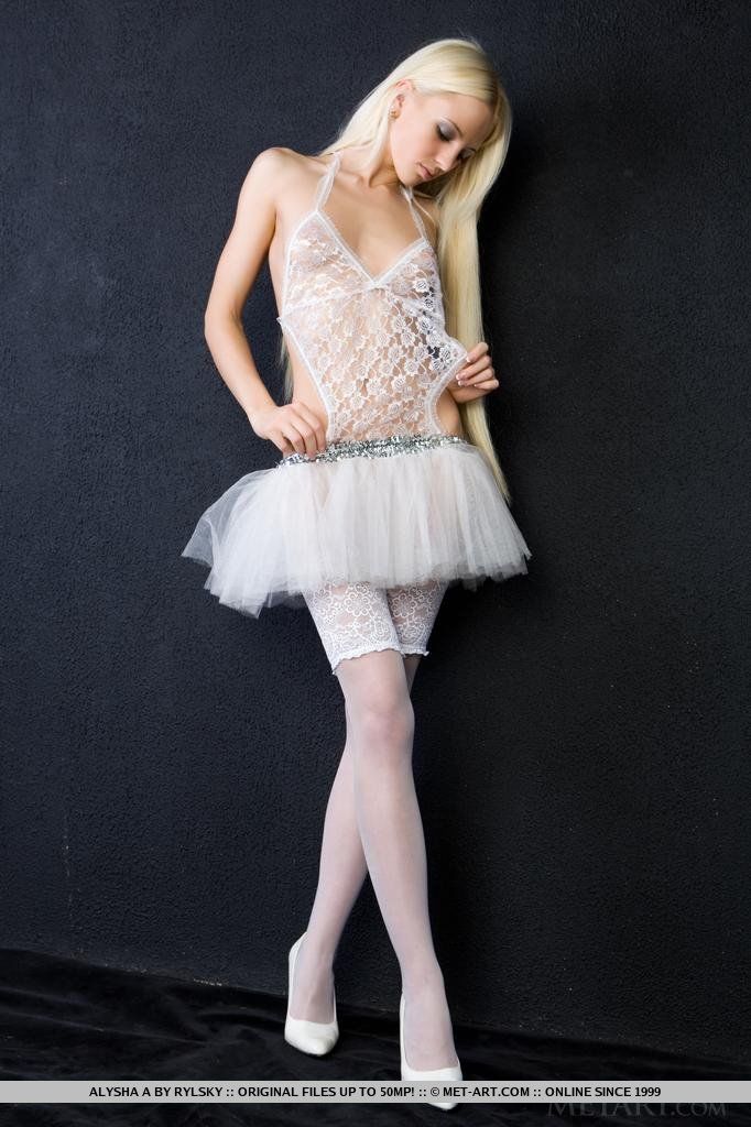 slim Blonde Babe Alysha ein Streifen aus der Ihr aufschlussreich ballerina Kleid