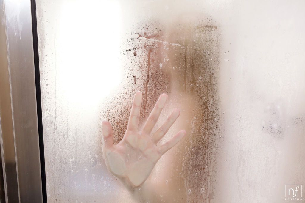 Adolescente en calienta Lily Rader ama Un bueno a la mierda en el ducha Mientras si Cachonda