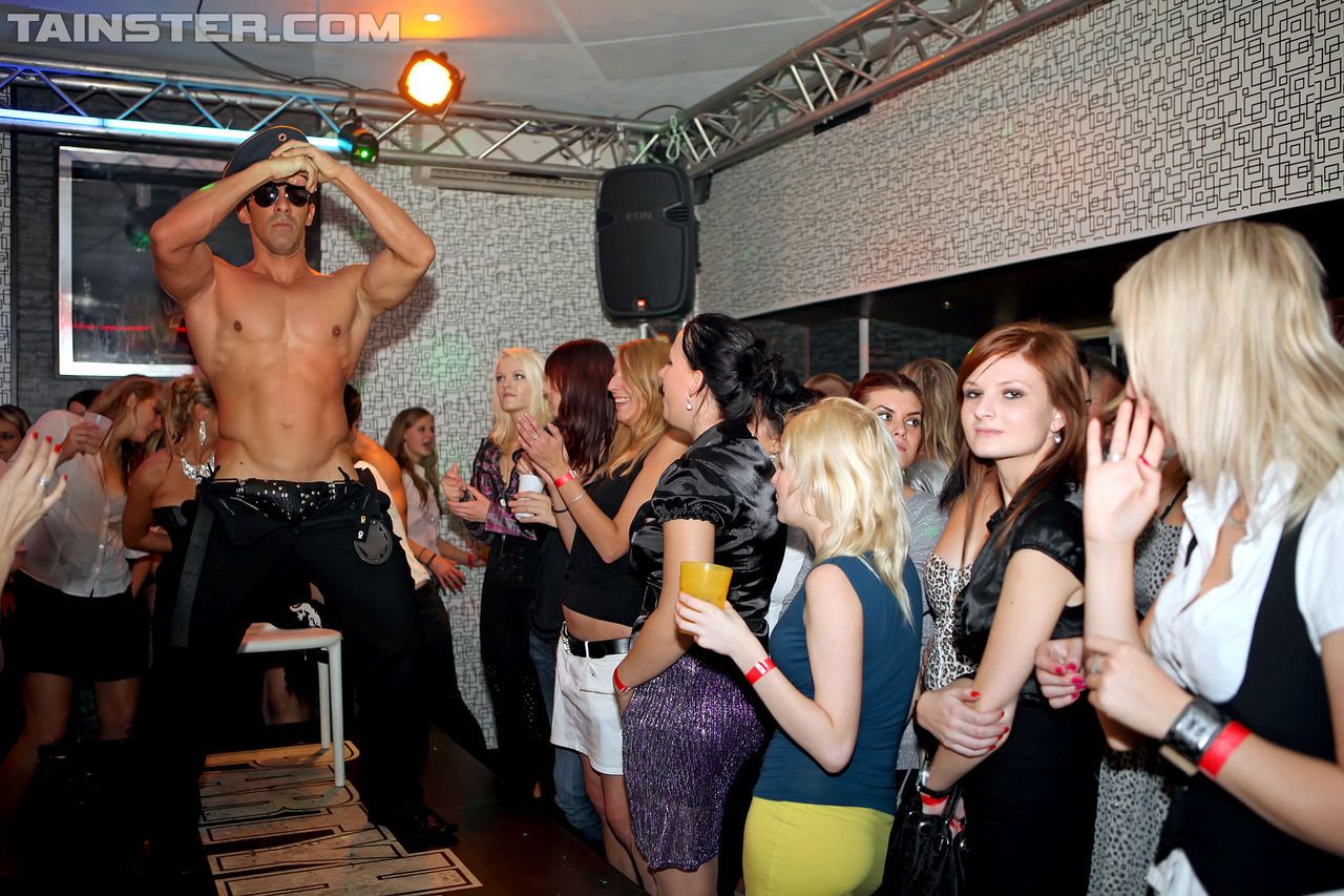 Vestido mulheres obter bêbado e foda masculino strippers Dentro um clube nocturno