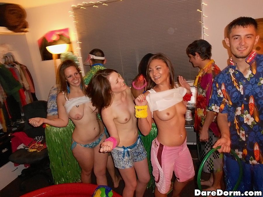 गर्म amberr\'s और लड़कियों के स्नातक स्तर की पढ़ाई पार्टी बदल जाता है में बड़े पैमाने पर शराबी नंगा नाच
