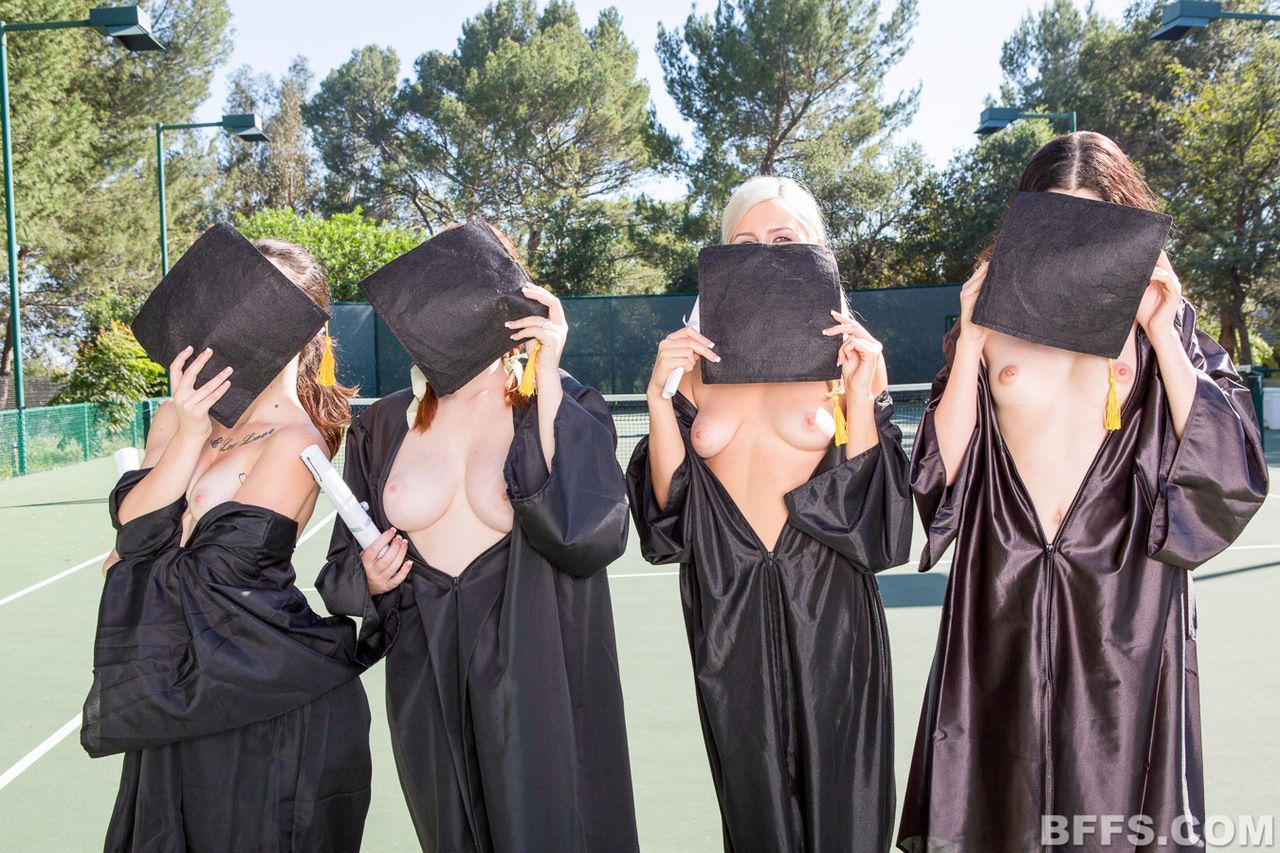 Üniversite kızlar kutlamak mezuniyet ile bir tüm Kız üçlü içinde Yurt