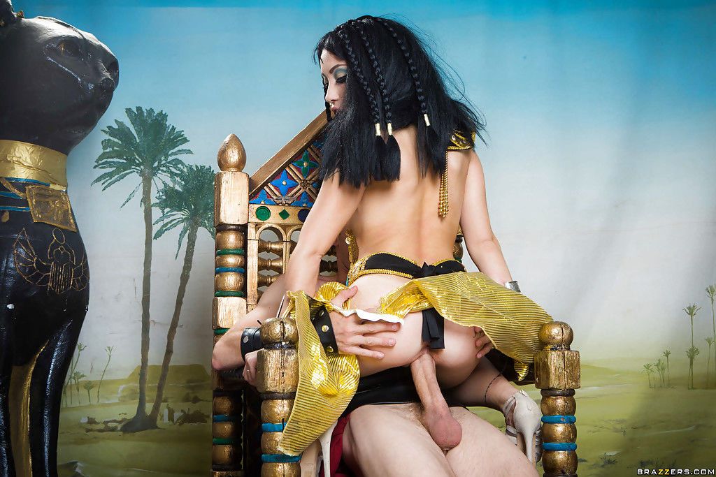 Aziatische Brunette Rina ellis Neuken groot dick in cleopatra Outfit