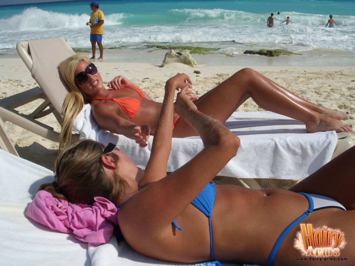 Kıllı Sarışın Lori anderson rahatlatır Üzerinde bir Plaj içinde onu Bikini ve güneş gözlüğü