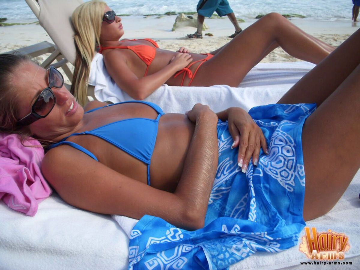 أهلب شقراء لوري أندرسون يرتاح على A الشاطئ في لها بيكيني و النظارات الشمسية