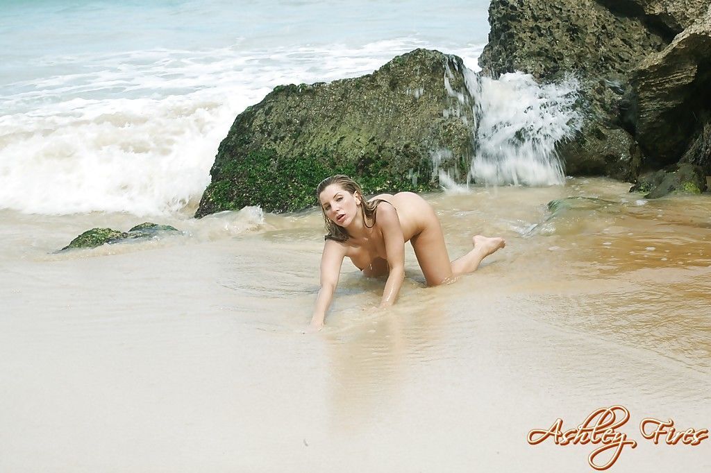 Tóc vàng Bãi biển Babe ashley lửa người mẫu Topless trong Bikini cạn li