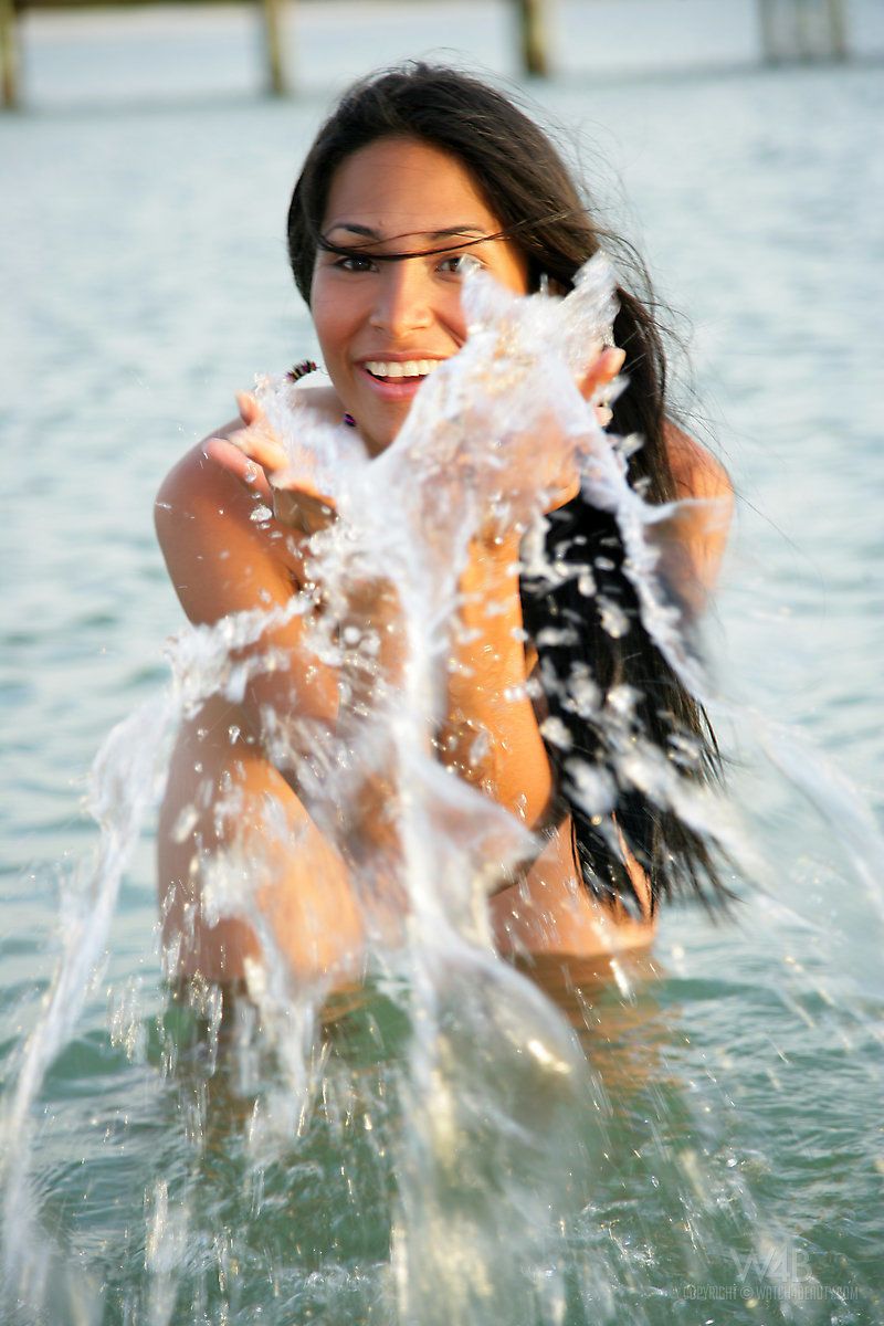 Bikini model Ruth Medina laat uit haar naakt tiener lichaam in De Strand