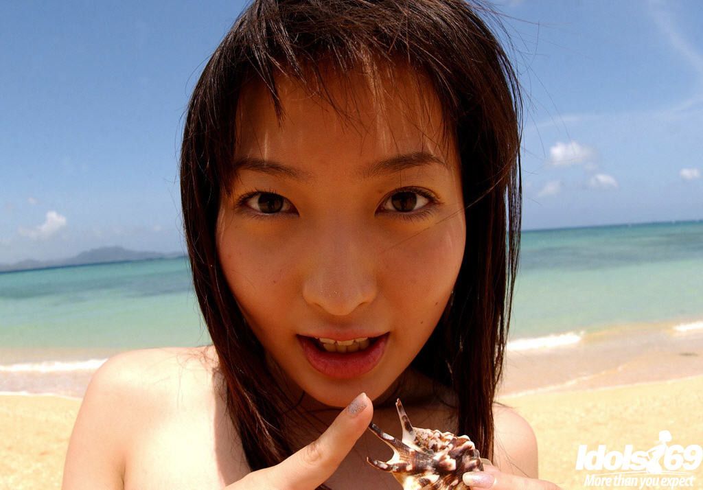 Impresionante Asiático Babe Con grande Tetas pelar off su Bikini al aire libre