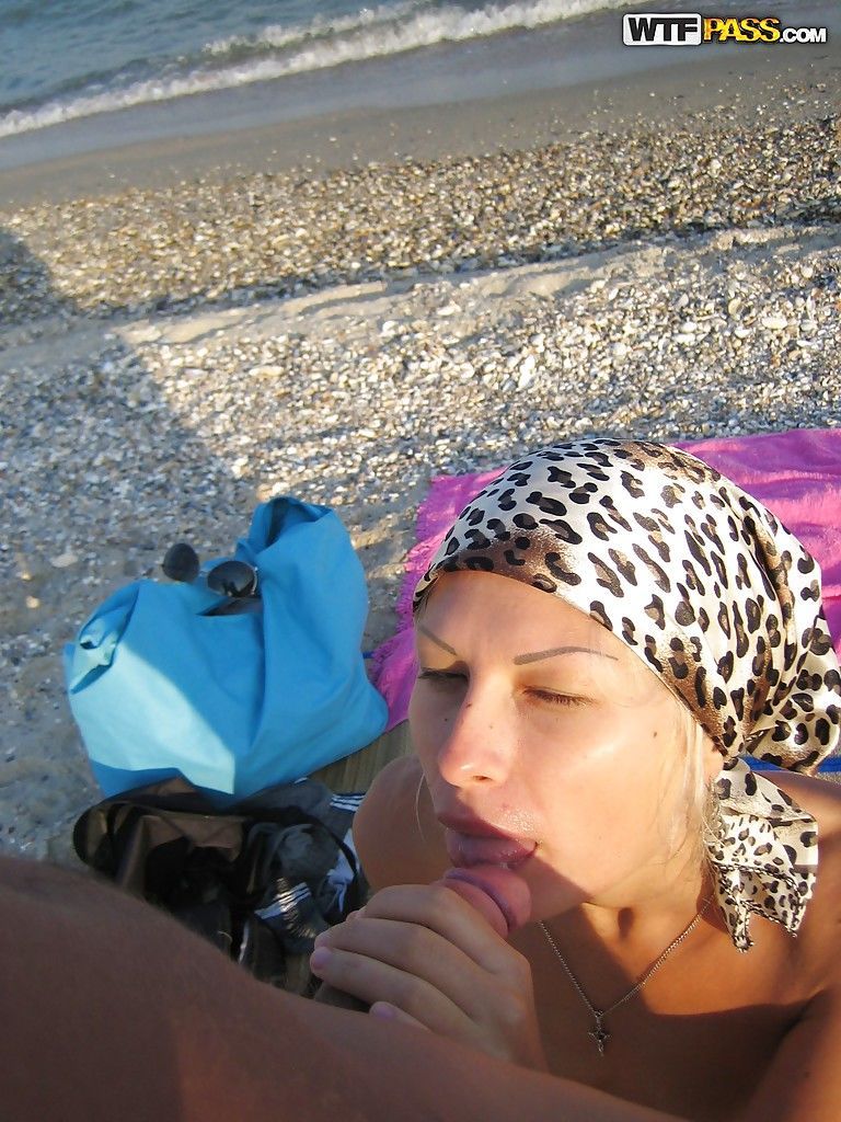 Tóc vàng Bạn gái được chết tiệt trên những Bãi biển trong những homemade hành động