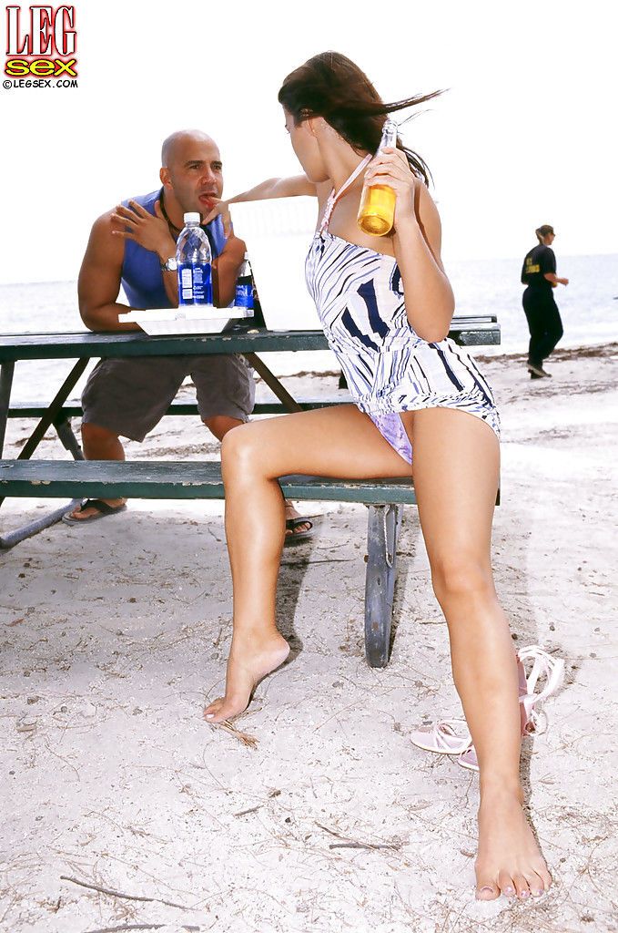 sexy Chica en tacones va a el Playa a exponer Culo y Coño Upskirt