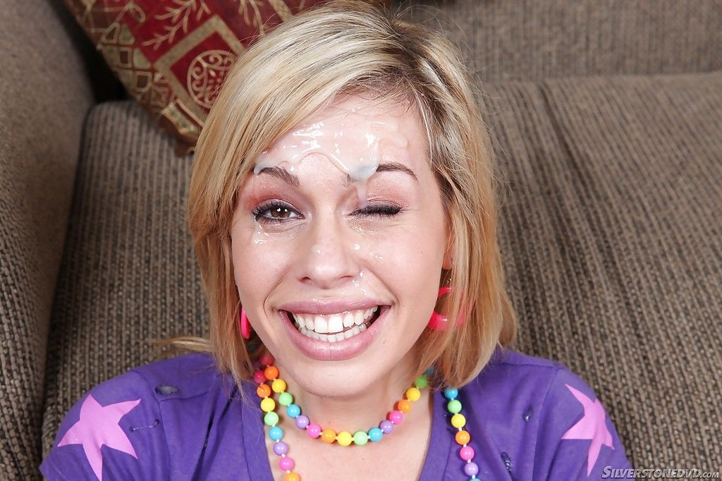 Tóc vàng :cô gái: Tara Lynn Foxx đưa jism trên mặt Từ lớn dick trong argyle Vớ