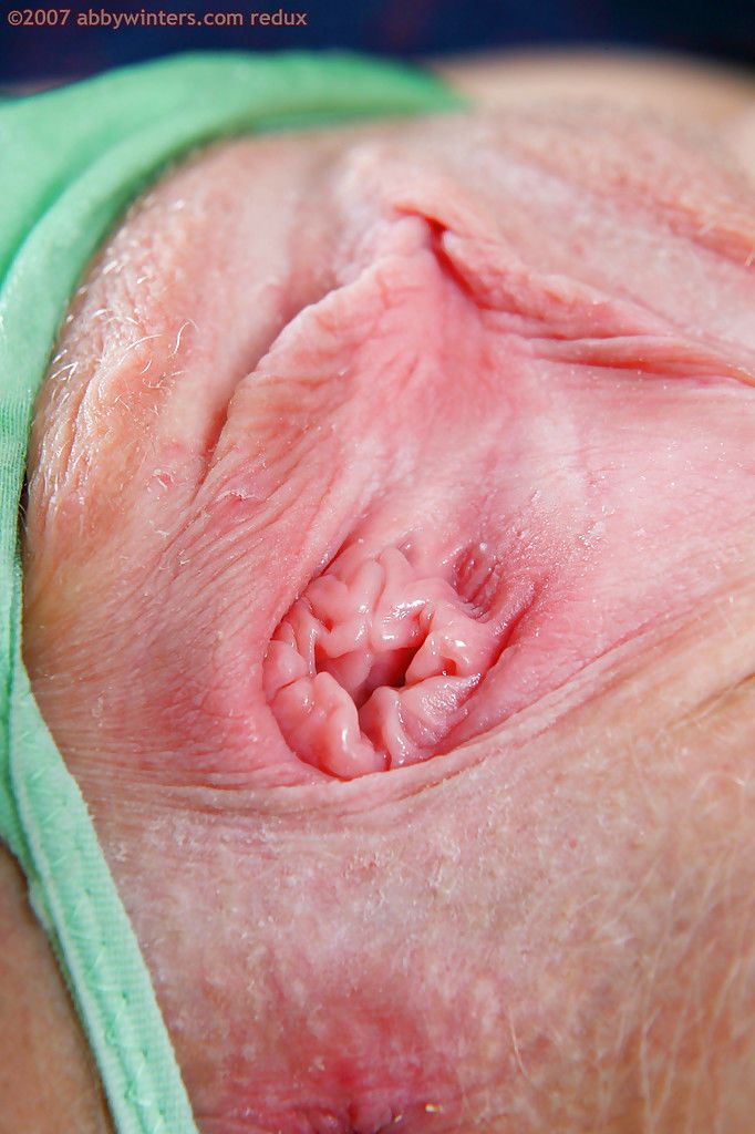 Kaum rechtliche Blonde Küken rosanna zeigen aus rosa Schamlippen und Klitoris