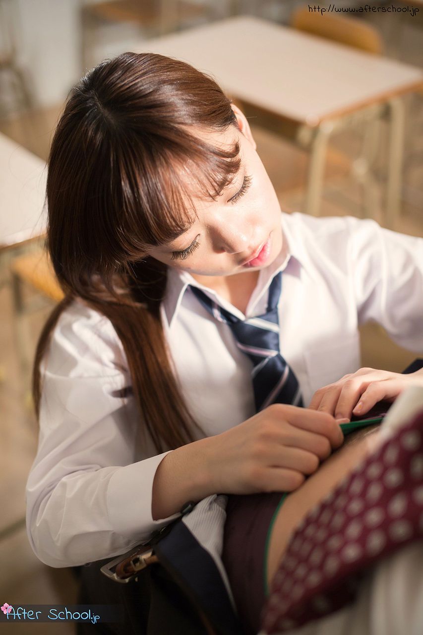 Aziatische Schoolmeisje zit op teacher\'s Ronde & neemt zijn oud haan in haar jong kut