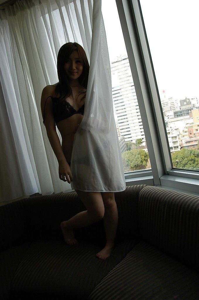 Timide Asiatique Babe Avec Mignon sourire Shiho Kitahara glisser off Son Vêtements