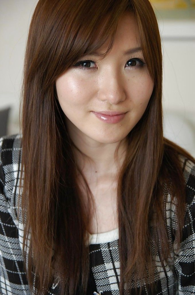 VERLEGEN Aziatische Babe met Schattig glimlach Shiho Kitahara uitglijden uit haar kleding