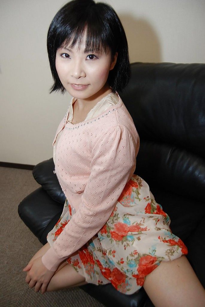 Asian babe Minori Nagakawa stripping down and exposing her hairy cunt