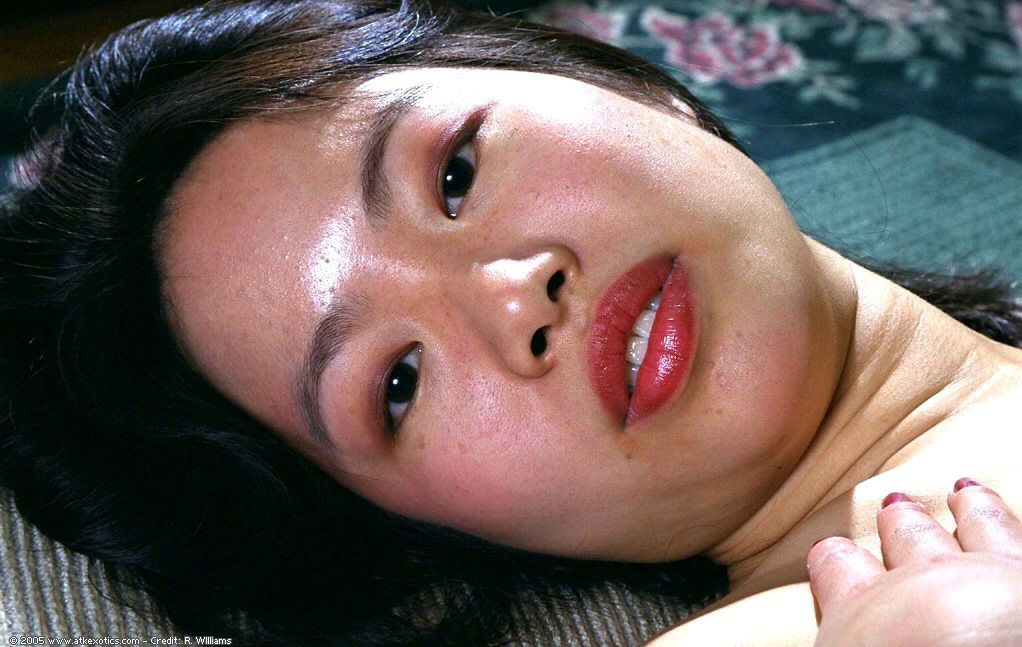 एमेच्योर एशियाई बेब के साथ छोटे स्तन प्रसार बालों वाली योनि में मोज़ा