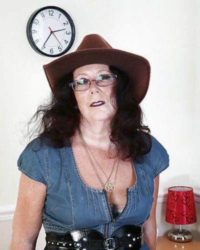Schön Oma in sexy Brille Zadi ist zeigen Ihr Haarige pussy