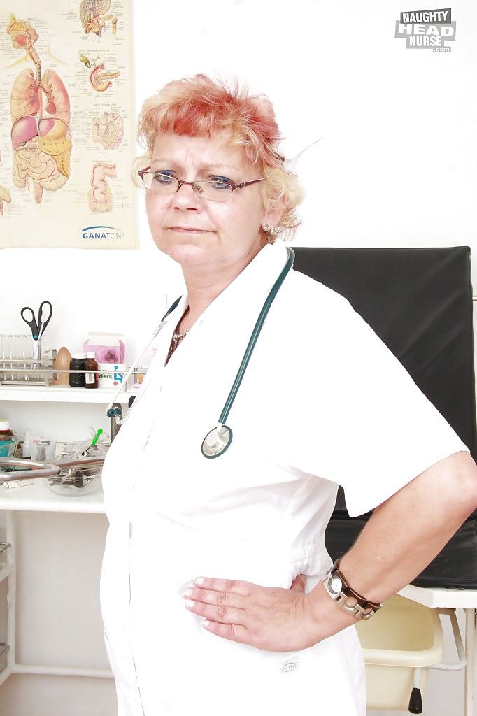 Sale Granny dans Infirmière uniforme l'étirement Son twat :Par: Son les doigts