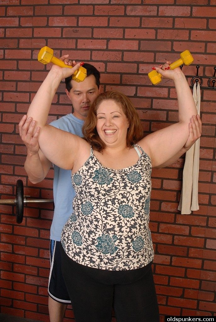 übergewichtige Oma cyn entkleidet sich Nach Training Sitzung zu saugen dick Statt