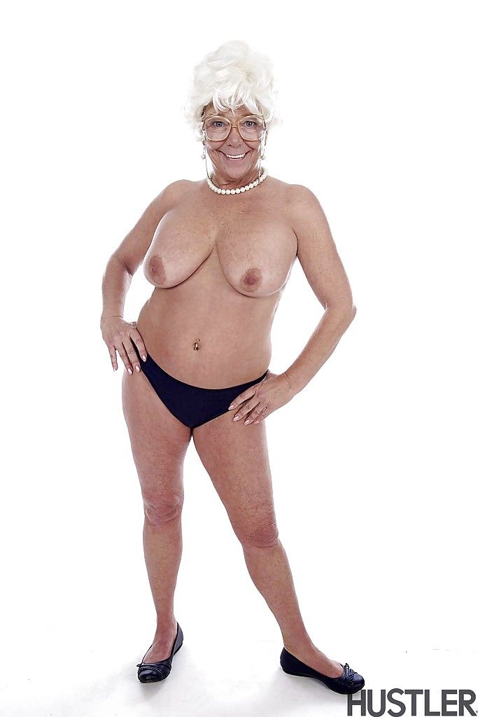Oma pornstar Karen Zomer modellering volledig Gekleed voor strippen naakt