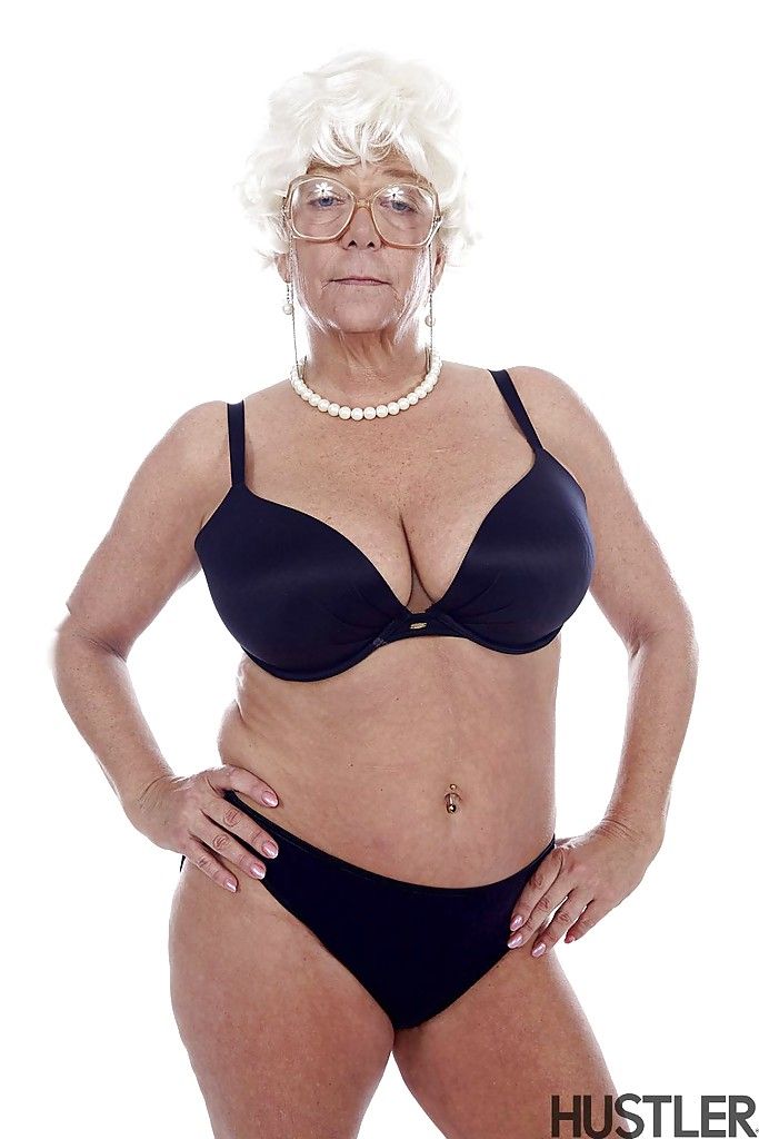 Granny pornstar Karen L'été la modélisation Entièrement Vêtu avant décapage Nu