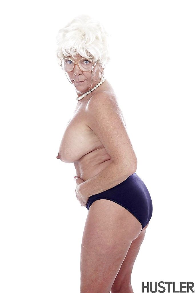 奶奶 色情明星 Karen 夏天 建模 完全 穿着衣服 之前 剥离 赤裸裸的