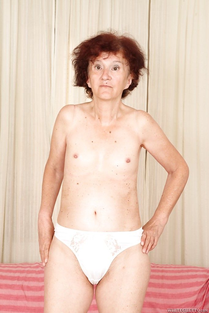 rossa Nonna marcelina mostra stessa nudo in il bedroom!