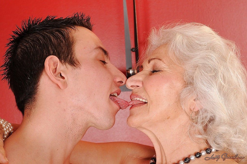 Развратная старая бабулька наплевав на возраст и здоровье безумно хочет молодецкого секса