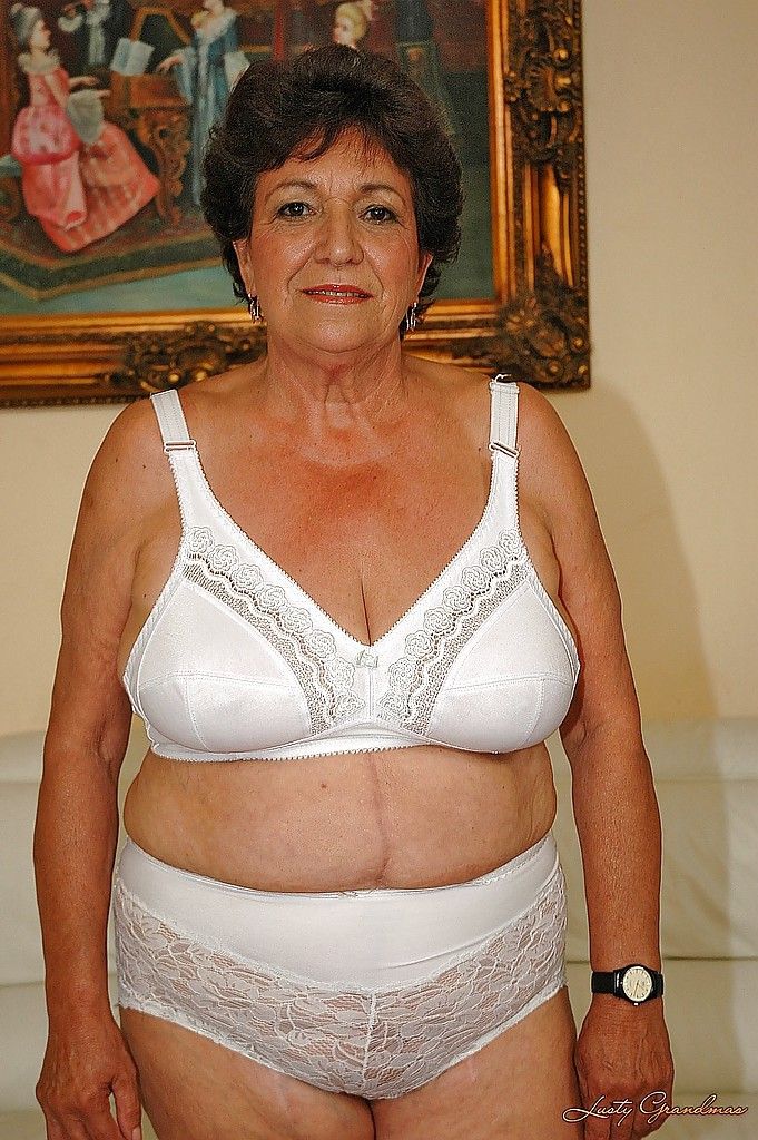 脂肪 奶奶 在 内衣 获取 赤裸裸的 要 显示 她的 湿 混蛋