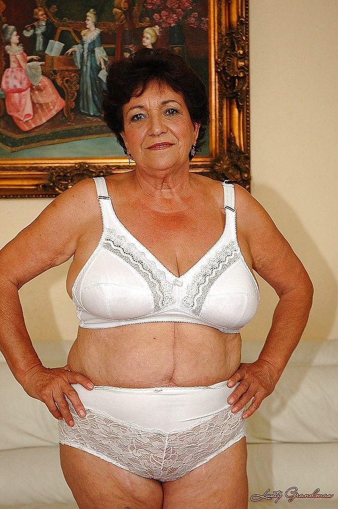 Fettsäuren Oma in Dessous bekommt Nackt zu zeigen Ihr nass Fotze